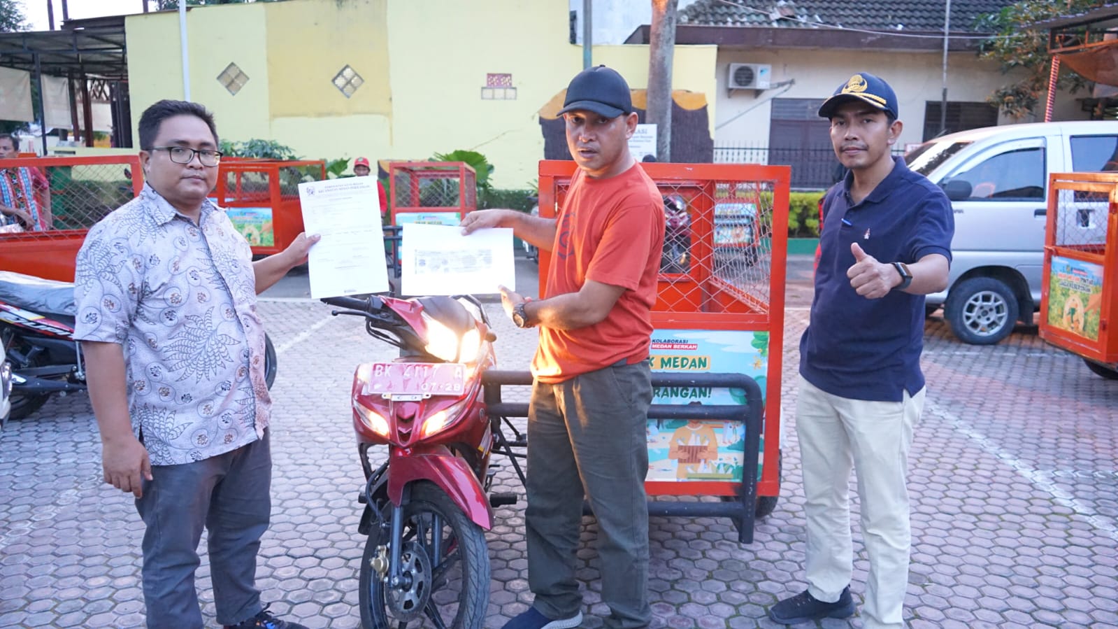 Camat Medan Perjuangan yang diwakili oleh Kepala Seksi (Kasi) Sarpras Kec. Medan Perjuangan menyerahkan armada becak pengangkut sampah sebanyak 17 Unit kepada petugas kebersihan yang ada di Kecamatan Medan Perjuangan Jumat (0